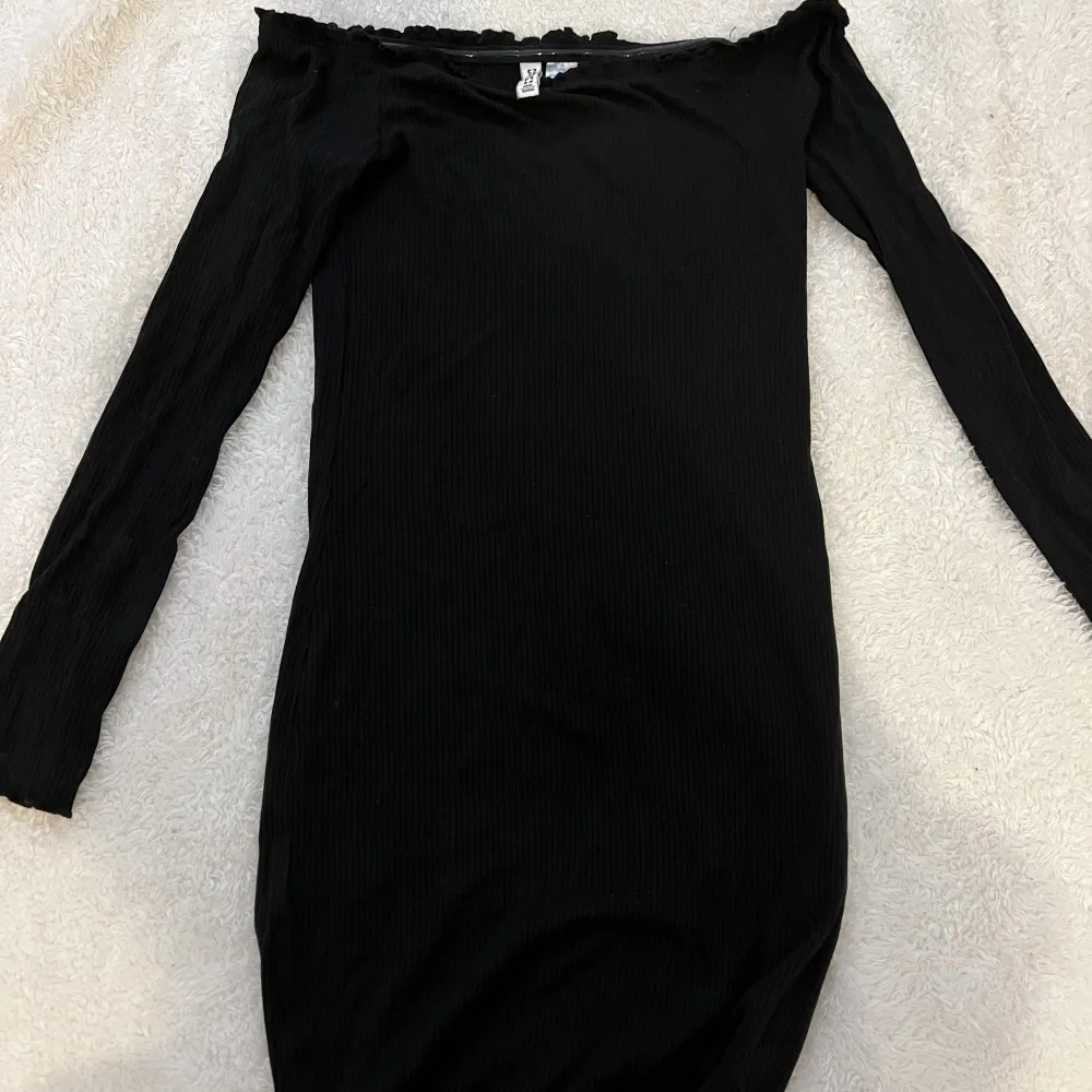 En söt svart off shoulder klänning i mycket bra skick! 💕Passar stl xxs-m. Mekot.