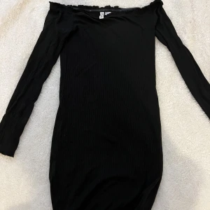 Off shoulder klänning - En söt svart off shoulder klänning i mycket bra skick! 💕Passar stl xxs-m