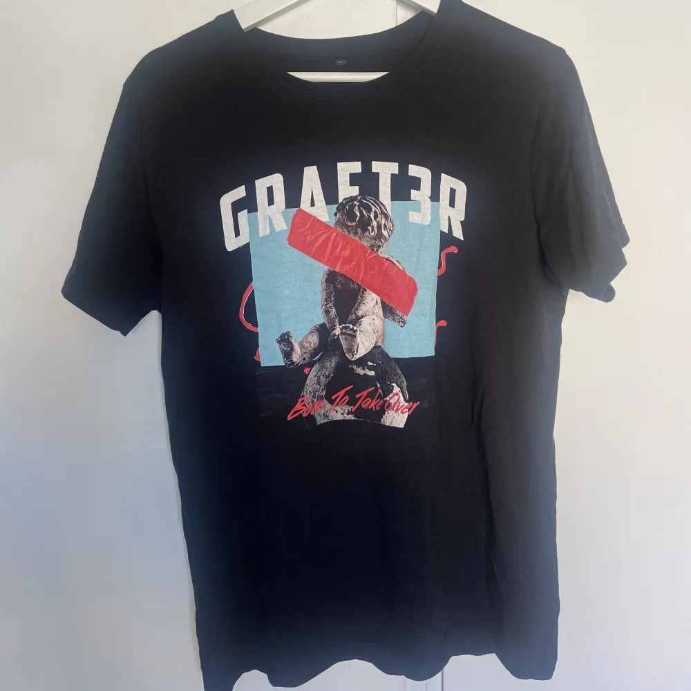 Säljer min Graft3r t shirt då den är för liten på mig.   Storlek S. T-shirts.