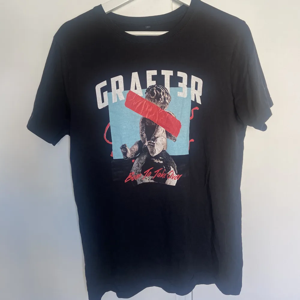 Säljer min Graft3r t shirt då den är för liten på mig. Storlek S. T-paidat.