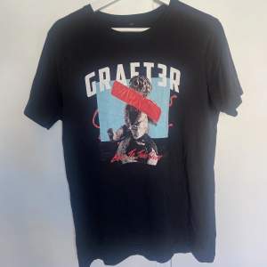 Säljer min Graft3r t shirt då den är för liten på mig.   Storlek S