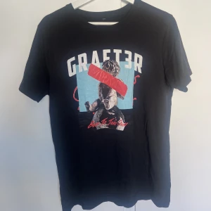 Graft3r T shirt  - Säljer min Graft3r t shirt då den är för liten på mig. Storlek S