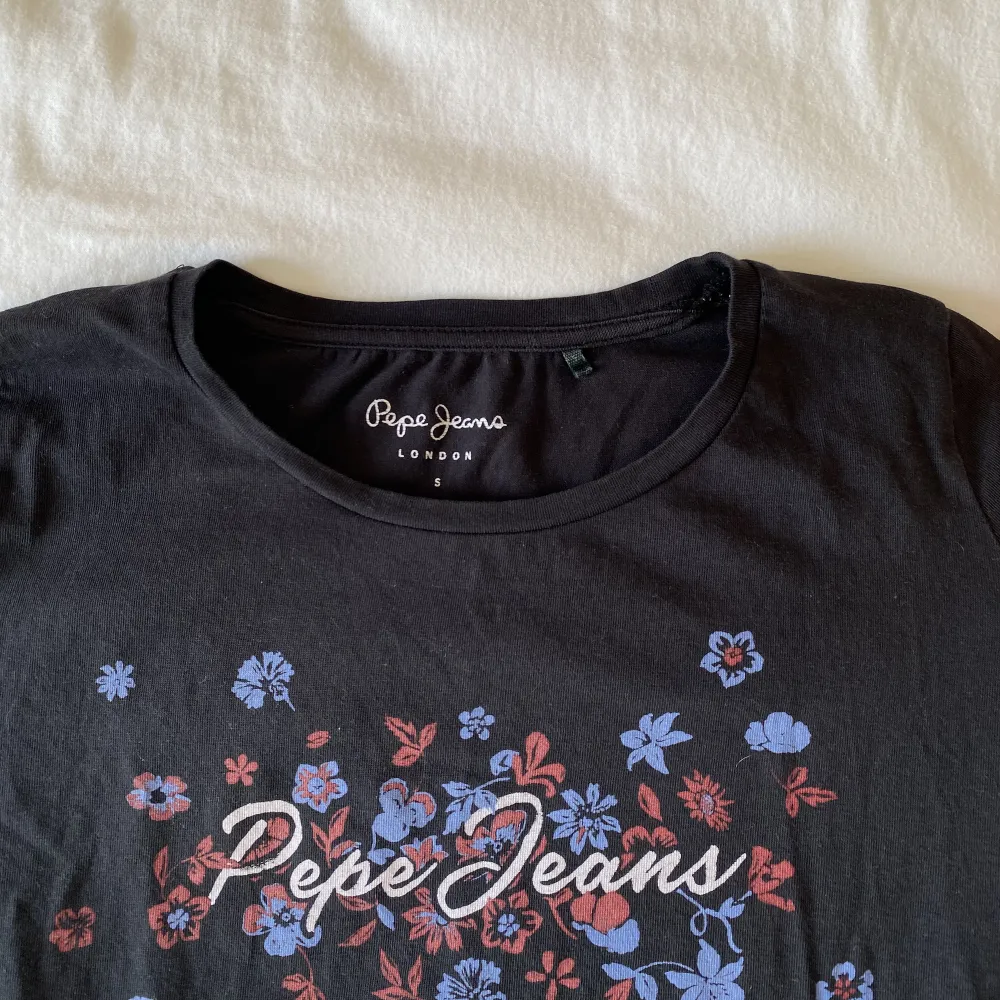 Mörkblå t-shirt med blommigt tryck från Pepe Jeans. Använd men i gott skick! . T-shirts.