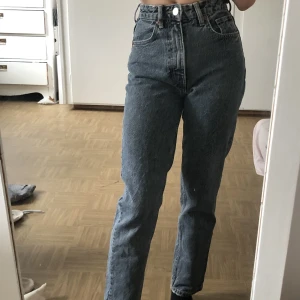 Zara jeans - Säljer dessa supersnygga jeans från zara. Väldigt bra skick, och säljer för att jag inte använder dom. Skriv för bättre/fler bilder! 😊
