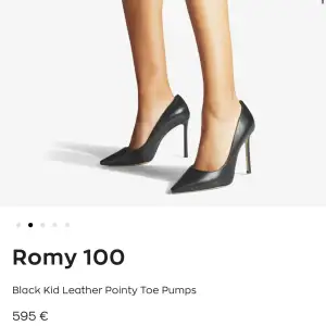 Ett par klassiska svarta Jimmy choo i svart läder. Modellen heter Romy och klackhöjden är 100. Denna modell är bekväm och klassisk. Köpte i höstas på Jimmy choo i Paris. Har använt en gång. Nypris är typ 6000 sek och säljer för 3000 sek❤️