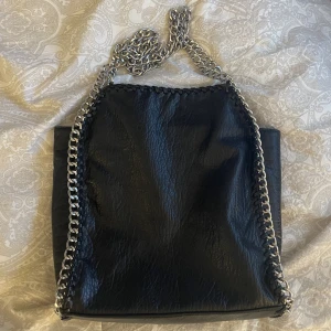 Tiamo väska  - Priscilla väska från Tiamo i den största storleken. Sparsamt använd och inga defekter. Nypris 599kr