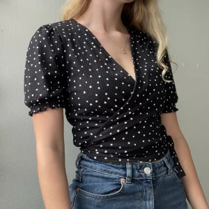 Prickig omlottblus - Omlottblus/top i jättefint skick! 