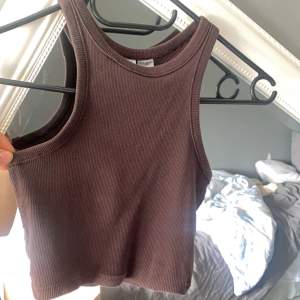 Trendig topp från H&M i fin brun färg! För liten för mig då jag är lite större vid brösten  40 kr? 