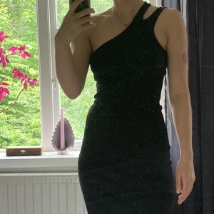 svart weekday klänning  - en svart weekday klänning aldrig använd men tvättad