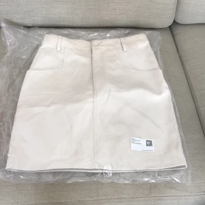 Vit fuskläderkjol.stl36 - Ny vit fuskläderkjol stl 36 hm vegan.