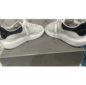 Alexander McQueen sneakers - Säljer mina sjukt snygga sneakers från Alexander McQueen. Storlek 36, men skulle kunna funka på en 35/37 också! Orginalpris: 5855kr