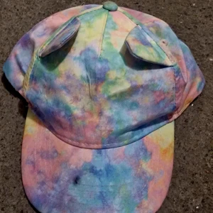 Barnkeps - En fin keps. Kan behöva tvättas lite. Använd men inte sliten eller skador. 