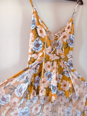 Byxdress s - En gul byxdress med lång kjol 💕