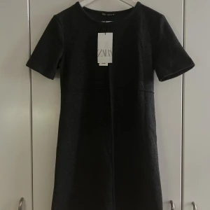 Zaraklänning - Säljer denna helt oanvända och slutsålda Zaraklänning då den tyvärr inte passar mig🤍 kan absolut tänka mig att gå ner i pris vid snabb affär. Klänningen passar både de som bär XS, S och M. Vid frågor eller funderingar är det bara att skicka ett medelande🤍