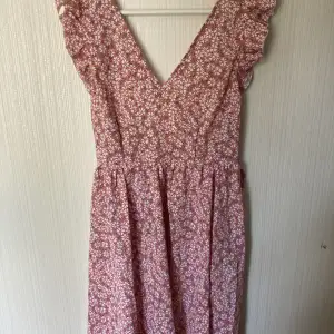 Säljer min rosa klänning med öppen rygg från SHEIN🌸 Storlek M🌸 150 kr+frakt🌸
