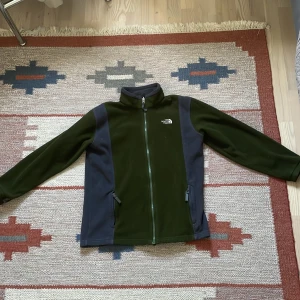 Grön North Face fleece - Nästintill oanvänd grön North Face fleece