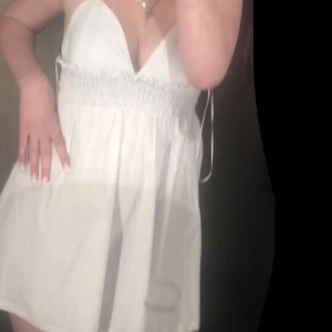 Vit kort klänning  - Säljer denna vita klänningen för att den är för kort för mig, använt den typ 2-3 gånger, den är stretchig runt midjan, Normal pris från 229kr men säljer för 180kr
