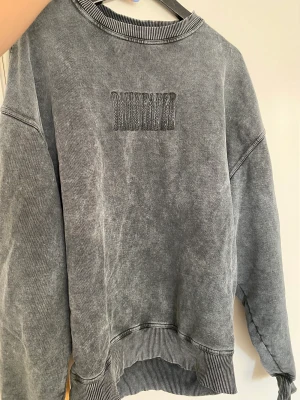 Daily paper tröja - Tröja från ”Daily paper” i storlek M men väldigt oversized. Använd ett fåtal gånger, så i väldigt nra skick. Nypris 1200. (Säljer åt min kille)