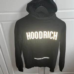 Sällsynt Hoodrich hoodie  - Fet och sällsynt hoodie som bara gick att få tag på i UK. Storlek XS men passar mig som är M så S går också bra, med inbyggd balaklava och gömda zip fickor  Går inte att få tag på längre!! EXTREMT SELLSYNT!!! Skick 7/10 med slitage på Axel och en lös söm 