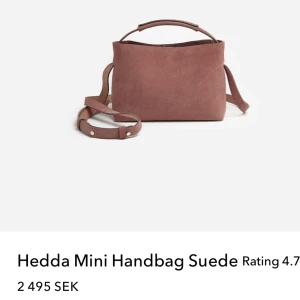 flatterd väska - säljer min väska i modellen Hedda Mini Handbag Suede i färgen Pink från flatterd! Väskan är i gott skick och köpt för 2500kr säljer för 1500❤️🫶