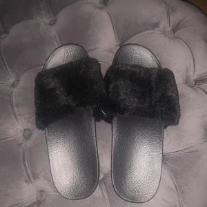 Tofflor - Svarta tofflor använda några få ggr då köpte fel storlek storlek 38/39