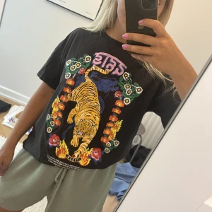 Svart T-shirt  - Svart T-shirt med tryck, endast använd 3 gånger 🐅💜