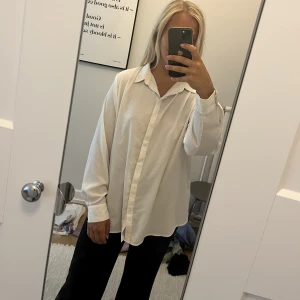 Vit skjorta  - Vit skjorta ifrån H&M stl.46 för en oversize look på mig (har i vanligt fall 38) ☺️