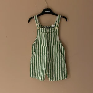 Så fina Linnebyxor från Zara i stl. 110  - Sparsamt använda linnebyxor/shorts från Zara. Så fina till sommaren ☘️