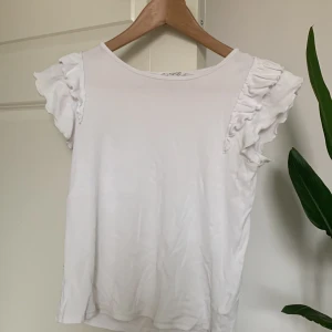 Vit tröja  - Säljer min vita tröja som är i bra sick🤍 Som har lite flammigt tyg i armarna🤍