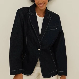 Denimkavaj - Säljer denna denimkavaj i mörkblå, slutsåld från nakd i storlek 36 ( oversized ) använd 1 gång! Supefin verkligen