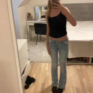 Low bot jeans - Slutsålda HM light wash low waist jeans, använda lite och är i fint skick. Säljer då de är på gränsen till för korta då jag är 170.