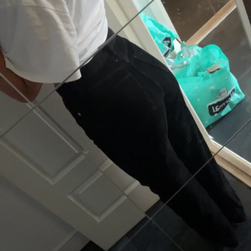 Manchester jeans från monki i storlek 36. Dom är svarta och är som nya använt dom 3 gånger. High waist, wide leg jeans. Kontakta mig för fler bilder. Köparen står för frakten och tar bara emot swish💖💖priset kan diskuteras💖. Jeans & Byxor.