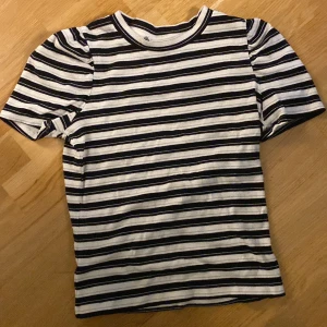 Fin tröja  - Så fin tröja som jag tidigare köpt från Lindex. Säljer den då jag ej använder den. Den har inga defekter. Den är strl 146/152 och den passar för XXXS-M. Priset kan verkligen diskuteras! Skriv till mig vid frågor eller intresse!💕