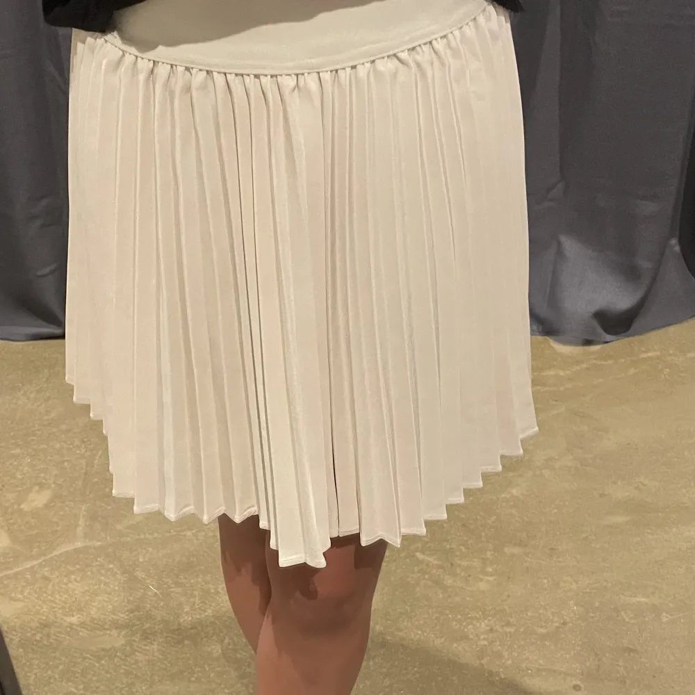 En Beige volang kjol från Gina Tricot, perfekt till sommaren💕. Kjolar.