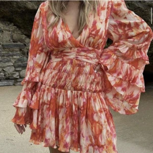 Sanna Jörnvik x NAKD - Som ny, använd 1 gång. Tyckte inte färgen passade mig så bra, men klänningen är verkligen superfin! Slutsåld på hemsidan. Storlek 34. Lite ”ful” på insidan vid dragkedjan, men inget som påverkar. (Se bild) Såg ut så när jag fick hem den från nakd. 💕