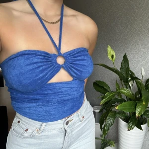 Blå topp - Säljer en blå topp som passar perfekt nu till sommaren. Den är i storlek M men passar fler storlekar då den kan knytas olika. Säljer den för 100kr+frakt 