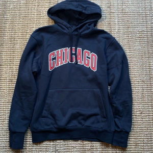 Jordan Chicago Bulls Hoodie - Svart Chicago Bulls hoodie från Jordan i storlek S. Använd ett fåtal gånger och är i väldigt bra skick. 