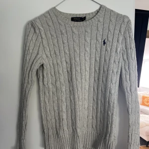 Stickad Ralph Lauren tröja - En stickad tröja från Ralph Lauren som är i väldigt fint skick. Säljer då jag aldrig använder.