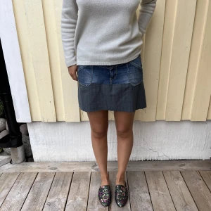 Unik kjol - Unik vinatage kjol i häften jeans och helften mönstrat tyg