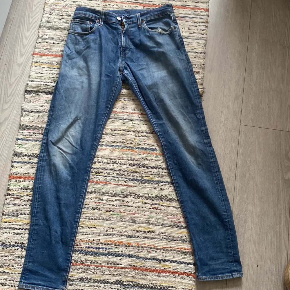 Gamla Levis jeans som inte passar, väldigt bra skick. Men passar mig för stort. W 31 L 34, är 180 men de är för långa för mig.. Jeans & Byxor.