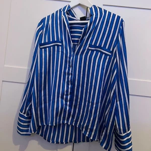 Skjorta - Randig skjorta i mycket fint skick! Passar stl s-l