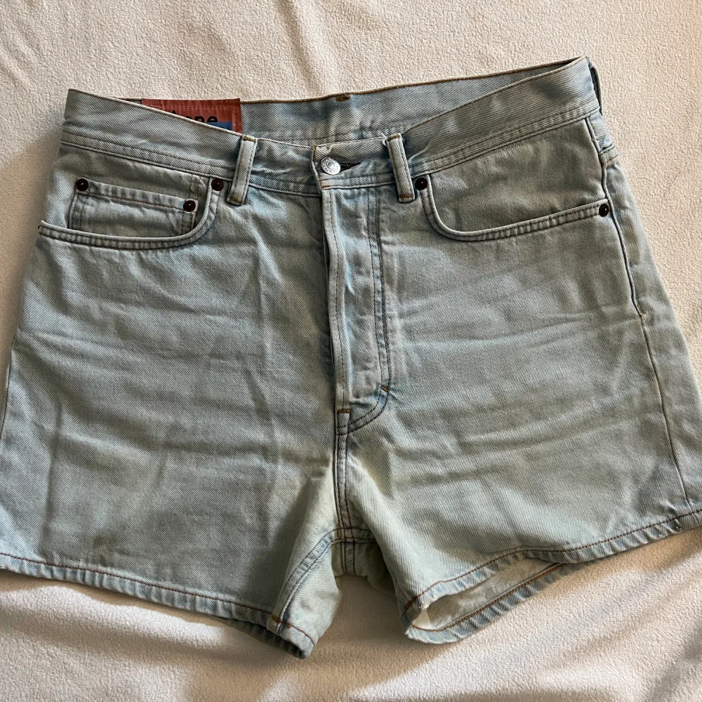 Ljusblåa jeansshorts från Acne Studios i mycket gott skick! Strl 28 i tum. Nypris ca 2000kr. Shorts.