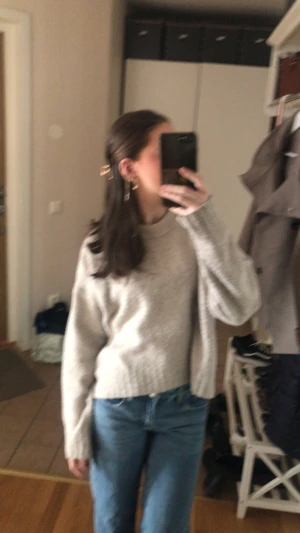 Stickad tröja  - En stickad tröja från hm. Super mysig❤️(köparen står för frakten)