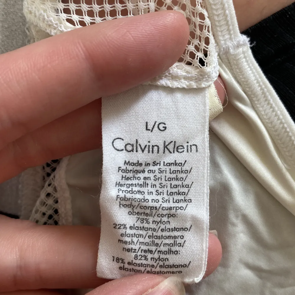 Topp från Calvin Klein, strl L. Använt skick men väl bevarad. Ej använd på flera år. Lite liten i storlek, skulle kunna passa stor M. Mesh framtill. Toppar.