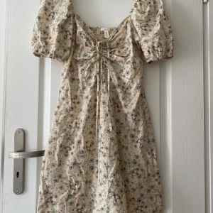 Klänning  - Säljer en väldigt söt blommig klänning från H&M som köptes förra året. Klänningen har används en gång och säljs för att det inte passar min stil längre. 