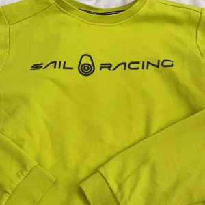 Sail racing  - Sail raicing sweatshirt i storlek 170. Den har tuvär en fläck på sig därför för priset. Tuvärr jag den inte kommit till användning som jag tänkte. Färgen är neon gul/grön. För fler bilder skriv privat till mig.Priset kan diskuteras.Köparen står för frakte