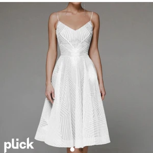 Vit klänning - Jättefin vit klänning som passar till allt, så fin nu till sommaren! Säljer då den tyvärr är för stor för mig!