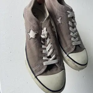 Jättefina converse, storlek 41 men känns mindre i storleken då jag som har 39/40 kan använda de utan problem!