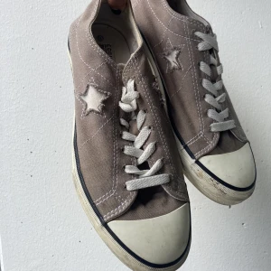 Converse - Jättefina converse, storlek 41 men känns mindre i storleken då jag som har 39/40 kan använda de utan problem!