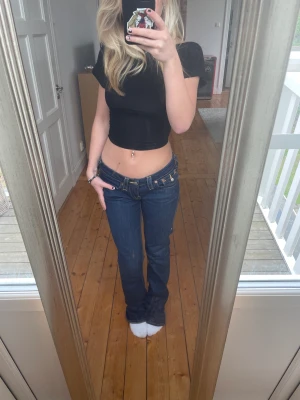 True religion jeans - Nyskick true religion jeans som använts fåtal gånger. Dem är lite långa på mig som är 165. Midjemått är ca 76 cm och innerbenslängden är 82. Köparen står för frakt❤️
